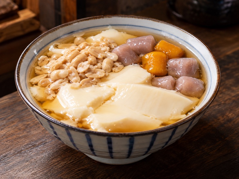 やわらかい豆花にシロップ、落花生、芋圓を添えた生成画像