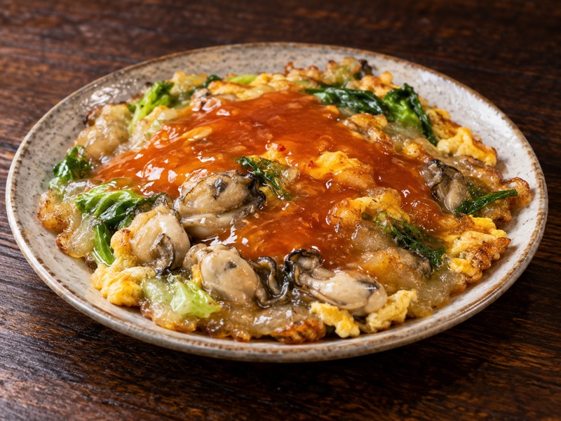 牡蠣、卵、青菜を合わせてソースをかけた蚵仔煎の生成画像
